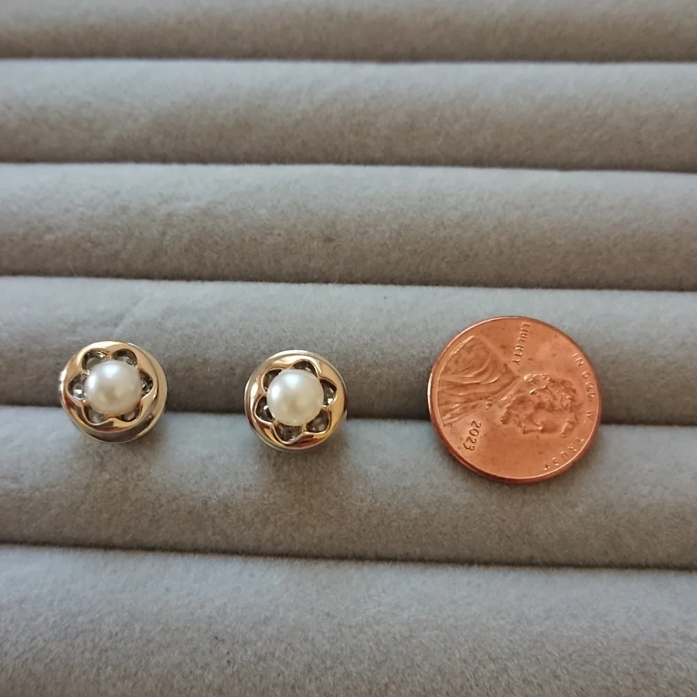 Faux pearl brooch/pins